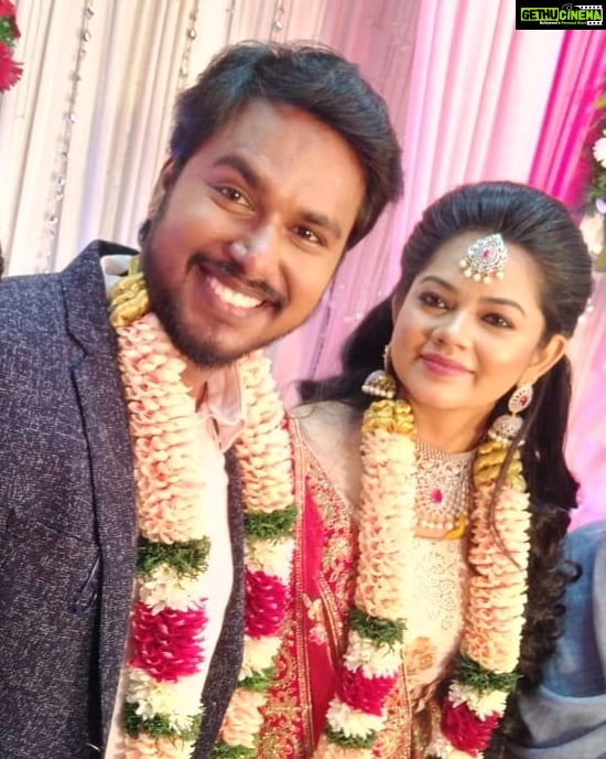 Anitha Sampath Instagram - சில காதல் இங்கே கல்லரையில் அடக்கம்.. சில காதல் இங்கே சில்லரையில் தொடக்கம்.. அது போல அல்ல கல்லரையை கடந்திடும்.. சில்லரையை ஜெயித்திடும் என் காதல்.... ❤️ . 46th month proposal day monthly-versary ❤️ . 11th month wedding monthly-versary..❤️ . Both falls on 25th..❤️ @itsme_pg