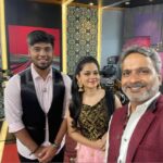 Anitha Sampath Instagram - Spb charan sir..today's show.. 90s kids-ஆ சின்ன வயசுல யாரு பாடுனதுனே தெரியாம வரிகள் கூட புரியாம சொடக்கு போட்டு கூடவே பாடுன பாடல்கள்ல "அலைபாயுதே- காதல் சடுகுடு" பாட்டும் ஒன்னு.. . இப்ப வரைக்கும் யாராவது whatsap statusஆ வச்சிருந்தா ..உடனே "send me"னு கேட்டு நம்ம statusஆ வச்சிப்போம்.. . அந்த பாட்ட சரண் சார் பாட பக்கத்துல உக்கார்ந்து கேட்டதே heavenly feelingஆ இருந்துச்சு எங்களுக்கு..and all the other songs too..thanks u sir.. @spbcharan . Ear ring @jaanvi.fashion_studio . #anitha #anithasampath #suntv #sunnews #newsreader #suntvnewsreader #vanakkamthamizha #vanakamthamizha #anchor #vj #anithaanchor #newsreaderanitha #newsreaderanithasampath #anithasampathinstagram