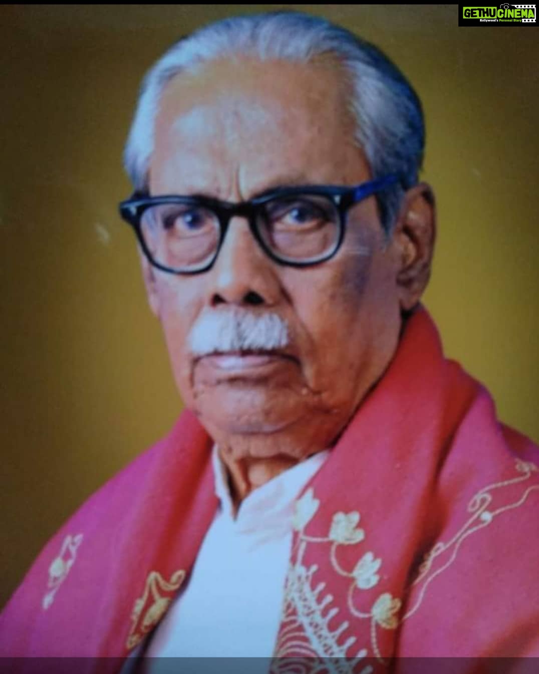 Anitha Sampath Instagram - பாவேந்தர் பாரதிதாசனின் மகன் மன்னர் மன்னன் இன்று இயற்கை எய்தினார்..1982ல் என் தந்தை adyar film instituteல் ..D.F.Tech in film direction பயின்ற போது, மன்னர் மன்னன் அவர்களிடம் கதை ஒன்றை சொன்னாராம்..அதை கேட்டு மிகவும் பாராட்டி.. கல்லூரி term கட்டணத்தை உதவியாக இலவசமாக கட்டி இருக்கிறார்... . இதை இப்போது தான் அப்பா சொல்கிறார்..சர்வ சாதாரணமாக..!! . பாரதிதாசனின் கவிதைகளை குழந்தையில் இருந்து படிக்கிறோம்..அவர் மகன் என் அப்பாவுக்கு கல்விக் கட்டணம் கட்டியிருப்பது வியப்போடு பெருமையாகவும் உள்ளது.. . #bharadhidhasan #mannarmannan #RIP