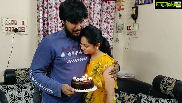 Anitha Sampath Instagram - Thank u so much for the surprise mr.hubby..கொஞ்ச நாளா அம்மா வீட்ல தான் இருக்கேன்..பிறந்தநாள் அன்னக்கி பக்கத்துலயே இருக்குற என் பெரியம்மா வீட்ல இருந்தேன்...பிரபா இவ்ளோ தூரம் வருவாங்கனு எதிர்பாக்கல...மிக்க நன்றி... பிறந்தநாள்னா நண்பர்களோட வெளியா போகுற பழக்கம் பொதுவா எனக்கு இல்ல..எப்பவுமே..லீவ் போட்டுட்டு வீட்டுக்குள்ளயே தான் இருப்பேன்..காதலுக்கு பிறகு பிரபா கூட மட்டும் வெளிய போவேன்..அதுல தான் எனக்கு என்னமோ ஒரு திருப்தி.. போன வர்ஷம் 12மணிக்கு காதலனா என் வீட்டுக்கு வந்து கேக் வெட்டுனாங்க..இந்த வர்ஷம் கணவனா வந்துருக்காங்க...thanks pappu.. @itsme_pg ❤️