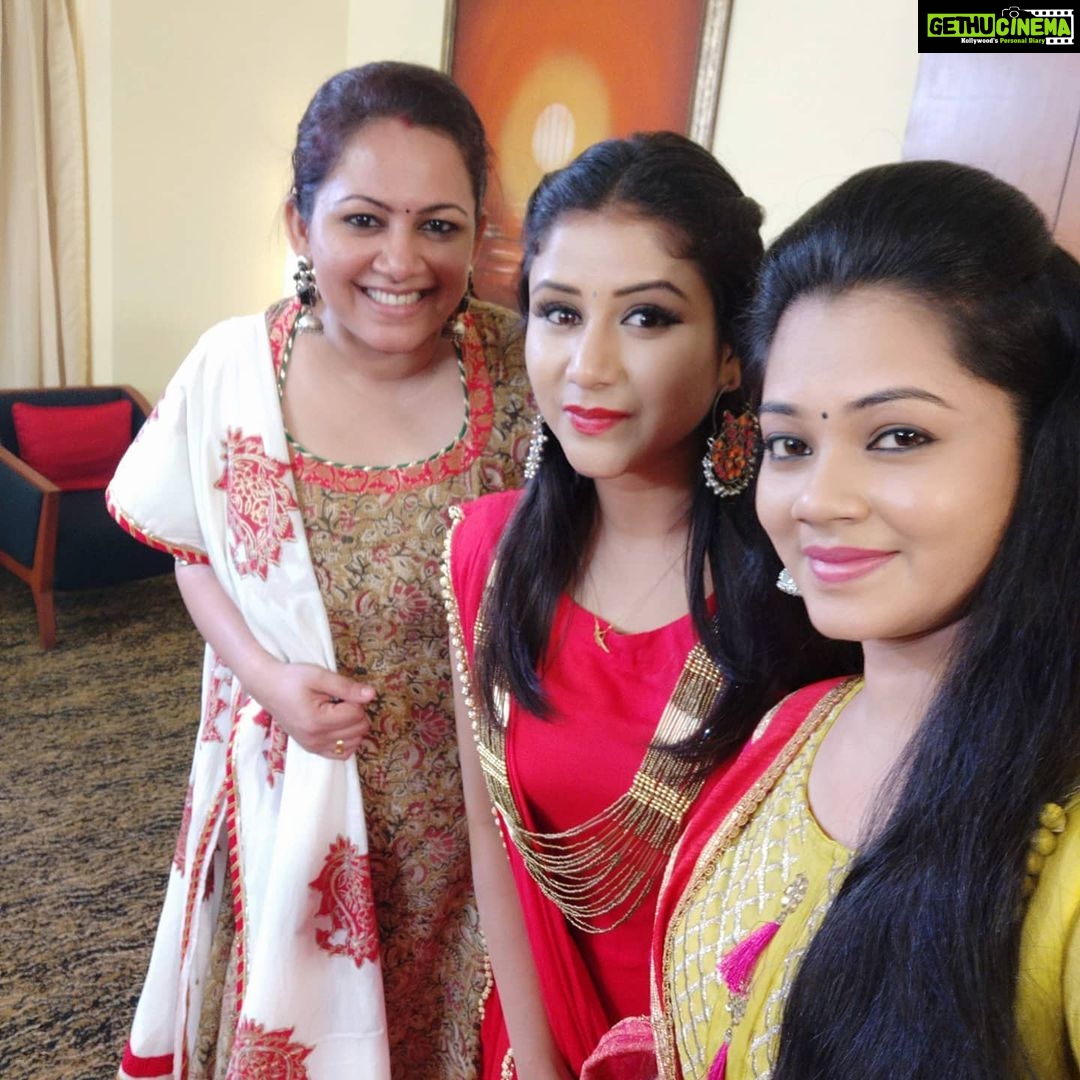 Anitha Sampath Instagram - ஒரு வர்ஷமா போஸ்ட் பண்ணாம வச்சிருந்தேன்... . Wonderful time with these two ladies..people love Archana Akka for her comedy sense..but she possess so many other qualities than that too.. . Show Ku varadhuku one day munadiye she called me and got herself introduced..which many celebs will not do..@archanachandhoke . Alya was very silent throughout..show mudichitu photos kaga engayo ninutu irundhen...she came to that place and tata solitu ponanga..as she did her second show,she came again.. @alya_manasa