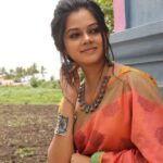 Anitha Sampath Instagram - எனக்கேன இருப்பது ஒரு மனசு அதை உனக்கென கொடுப்பது சுகம் எனக்கு.. . எனக்கேன இருப்பது ஒரு உசுரு அதை உனக்கென தருவது வரம் எனக்கு.. @itsme_pg . Guess the 90s kid song.. Salem, India