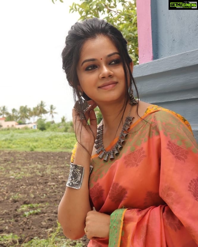 Anitha Sampath Instagram - எனக்கேன இருப்பது ஒரு மனசு அதை உனக்கென கொடுப்பது சுகம் எனக்கு.. . எனக்கேன இருப்பது ஒரு உசுரு அதை உனக்கென தருவது வரம் எனக்கு.. @itsme_pg . Guess the 90s kid song.. Salem, India