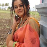 Anitha Sampath Instagram - எனக்கேன இருப்பது ஒரு மனசு அதை உனக்கென கொடுப்பது சுகம் எனக்கு.. . எனக்கேன இருப்பது ஒரு உசுரு அதை உனக்கென தருவது வரம் எனக்கு.. @itsme_pg . Guess the 90s kid song.. Salem, India