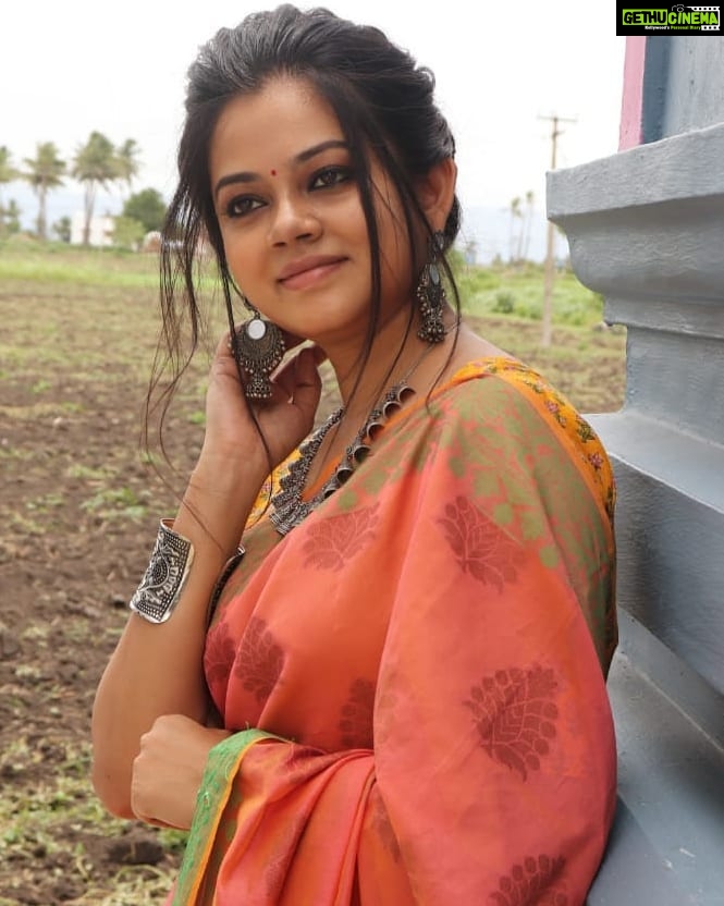Anitha Sampath Instagram - எனக்கேன இருப்பது ஒரு மனசு அதை உனக்கென கொடுப்பது சுகம் எனக்கு.. . எனக்கேன இருப்பது ஒரு உசுரு அதை உனக்கென தருவது வரம் எனக்கு.. @itsme_pg . Guess the 90s kid song.. Salem, India