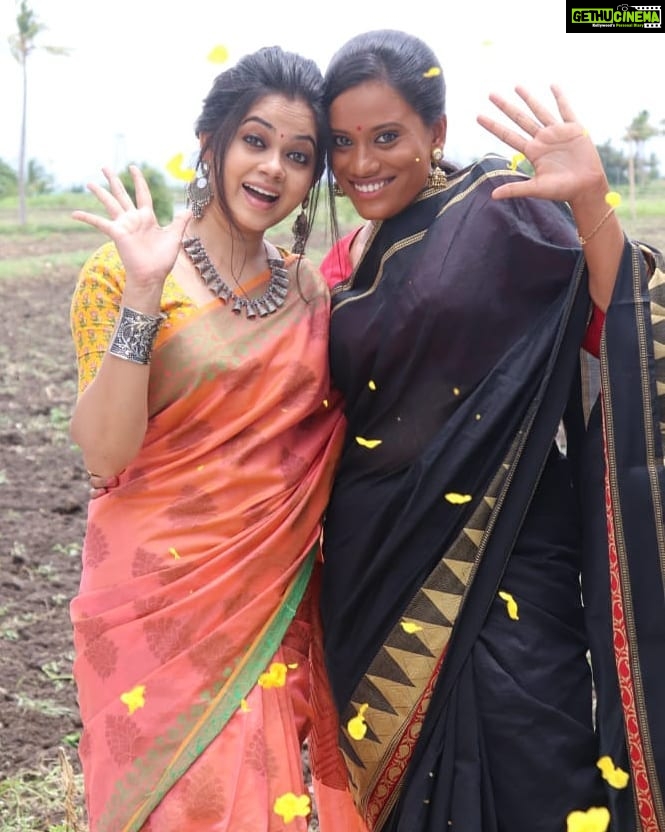 Anitha Sampath Instagram - எனக்கேன இருப்பது ஒரு மனசு அதை உனக்கென கொடுப்பது சுகம் எனக்கு.. . எனக்கேன இருப்பது ஒரு உசுரு அதை உனக்கென தருவது வரம் எனக்கு.. @itsme_pg . Guess the 90s kid song.. Salem, India