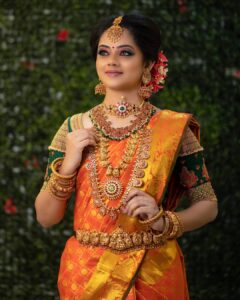 Anitha Sampath Instagram - We are 3 lakhs now!! இரண்டு வருடங்களாக படவரியில் (இன்ஸ்டா) அன்பை பொழியும் அத்தனை அன்பாளர்களுக்கும் கோடி நன்றிகள் ❤️ . சும்மா follow பண்ணி வைப்போமேனு follow பண்றவங்கள விட...நேர்ல பாக்கலனாலும் உண்மையாவே அக்காவாவோ தங்கையாவோ நண்பியாவோ நேசிச்சி follow பண்றவங்க தான் அதிகமா இருக்கீங்க 🙏 . எந்த அளவுக்கு அன்புனா..சேவை trust-களுக்கு என் சார்பா நிதியுதவி செய்யுற அளவுக்கு.. . மன கஷ்டம்லாம் எல்லார் மாதிரியும் எனக்கும் வரும்...deep depressionக்கெல்லாம் போய்டுவேன் சில சமயம்.. . அப்பலாம் என் மனசுக்கு நானே போட்டுக்குற மருந்து என் இன்ஸ்டகிராம் inbox தான் சத்தியமா..! . எல்லாருக்கும் பதில் அனுப்ப முடியலனாலும்..எல்லாருடைய message-களையும் படிச்சாலே இவ்ளோ பாசம் காட்ட இத்தன பேர் இருக்காங்கனு நெனச்சி..என்னை கடுப்படிக்கிற விஷயங்கள மறந்துடுவேன்..(அந்த நேரத்துக்காவது) . அக்னி வெயிலில் அலைந்து களைத்தவனுக்கு ஆலமர குளிர் நிழல் போல தான்..என் இன்ஸ்டா நண்பாஸ் எப்போதும் எனக்கு.. . கல்யாணம் பண்ணிக்க போறியா..அவ்ளோதான் போ..இனிமே உன்னா யாரும் மதிக்க மாட்டாங்கனு கிண்டல் பண்ணாதவங்களே இல்ல.. . ஆனா அதுக்கு opposite-ஆ நான் கல்யாணம் பண்ண முன் பின் தெரியாத அந்த பையனுக்கும் சேர்த்து அளவுக்கடந்த அன்பை தெளிச்சது தான் உங்கள் உண்மை அன்பின் உச்சகட்டம்.. எங்களுக்கு fanpage இருக்கிறதெல்லாம் கூட பாத்தேன்..அதுக்கும் நேரம் எடுத்து எங்க போட்டோவ போட்றதலாம் நிஜமாவே நான் ரொம்ப மதிக்கிறேன்..நன்றி.. . எப்போதும் கூடவே இருங்க..இதே மாதிரி support பண்ணுங்க..பதில் அனுப்பலனு கோச்சிக்க வேணாம்..🙏 @itsme_pg . #300kfollowers #300k #thanksnote #grateful #thankyou #instagram #loveinsta #instalove