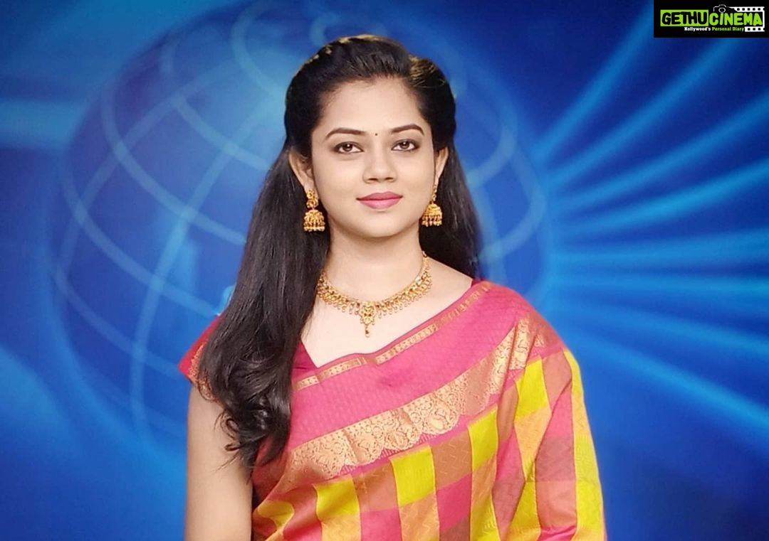 Anitha Sampath Instagram - டேய் சூனா பானா...தங்கச்சி புடவைய கட்டிதான் இன்னக்கி நியூஸ் படிச்சோம் ன்றத மட்டும் மறந்து கிறந்து இன்ஸ்டால போட்றாத!! . #cousin #sister #oc_saree #anitha #anithasampath #suntv #sunnews #newsreader #suntvnewsreader #vanakkamthamizha #vanakamthamizha #anchor #vj #anithaanchor #newsreaderanitha #newsreaderanithasampath #anithasampathinstagram