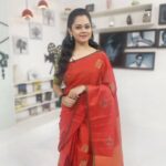 Anitha Sampath Instagram – கேமரா பதிவா?
கண்ணாடி பிம்பமா?
எதில் நான் நிஜம்? .
கேமராவில் பதியாத சலனத்துக்கும்;
கண்ணாடியில் நிலைக்காத 
பிம்பத்துக்கும்;
இடையில் இருக்கிறேன் 
நிஜமான நான்
.
படித்ததில் பிடித்தது
-கவிஞர் சுகுமாரன்.. Shooting in lockdown;
Sunday star special
.
#anitha #anithasampath #suntv #sunnews #newsreader #suntvnewsreader #vanakkamthamizha #vanakamthamizha #anchor #vj #anithaanchor #newsreaderanitha #newsreaderanithasampath #anithasampathinstagram