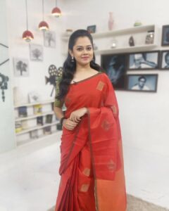 Anitha Sampath Instagram - கேமரா பதிவா? கண்ணாடி பிம்பமா? எதில் நான் நிஜம்? . கேமராவில் பதியாத சலனத்துக்கும்; கண்ணாடியில் நிலைக்காத பிம்பத்துக்கும்; இடையில் இருக்கிறேன் நிஜமான நான் . படித்ததில் பிடித்தது -கவிஞர் சுகுமாரன்.. Shooting in lockdown; Sunday star special . #anitha #anithasampath #suntv #sunnews #newsreader #suntvnewsreader #vanakkamthamizha #vanakamthamizha #anchor #vj #anithaanchor #newsreaderanitha #newsreaderanithasampath #anithasampathinstagram