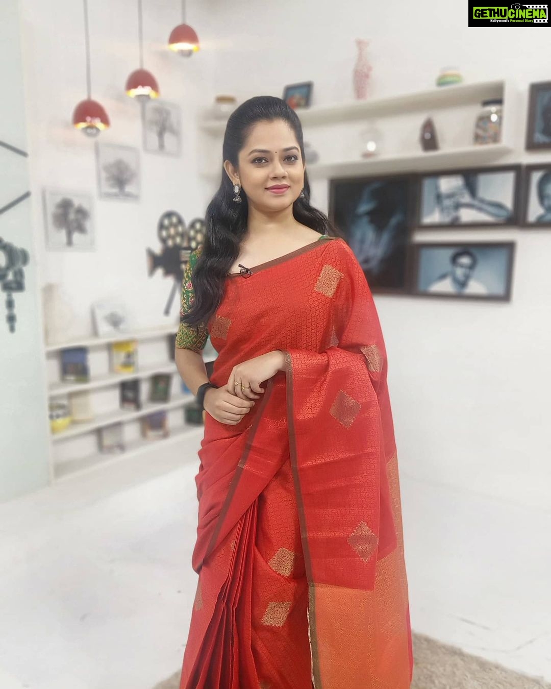 Anitha Sampath Instagram - கேமரா பதிவா? கண்ணாடி பிம்பமா? எதில் நான் நிஜம்? . கேமராவில் பதியாத சலனத்துக்கும்; கண்ணாடியில் நிலைக்காத பிம்பத்துக்கும்; இடையில் இருக்கிறேன் நிஜமான நான் . படித்ததில் பிடித்தது -கவிஞர் சுகுமாரன்.. Shooting in lockdown; Sunday star special . #anitha #anithasampath #suntv #sunnews #newsreader #suntvnewsreader #vanakkamthamizha #vanakamthamizha #anchor #vj #anithaanchor #newsreaderanitha #newsreaderanithasampath #anithasampathinstagram