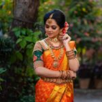 Anitha Sampath Instagram – Make up : @laavi_me
Blouse: @mabia_mb 
Jewellery: @new_ideas_fashions 
Photography : @p2click.i
Photo edit : @wedding.destination.chennai 
Saree : @akshaya_meenakshi_kanchipuram
.
Thanks @laavi_me for the wonderful makeup..u made my small chinese hooded eyes..look bigger…lol! That’s amazing..
.
#anithanewsreader #anithasampath #anithasampathvlogs #anitha #suntv #suntvanchor #sunnews #anchor #photoshoot #picoftheday #bridal #southindianbridal #southindianlook #bridallook #southindianbridallook