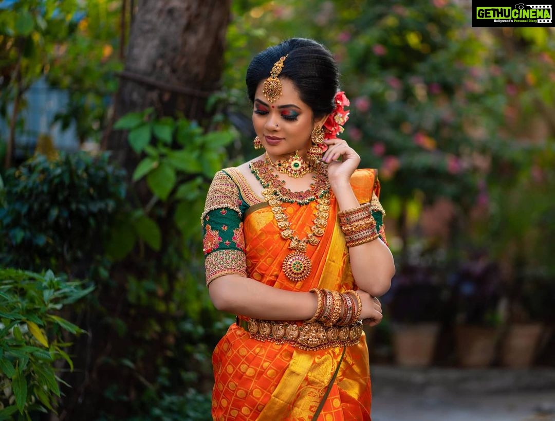 Anitha Sampath Instagram - Make up : @laavi_me Blouse: @mabia_mb Jewellery: @new_ideas_fashions Photography : @p2click.i Photo edit : @wedding.destination.chennai Saree : @akshaya_meenakshi_kanchipuram . Thanks @laavi_me for the wonderful makeup..u made my small chinese hooded eyes..look bigger...lol! That's amazing.. . #anithanewsreader #anithasampath #anithasampathvlogs #anitha #suntv #suntvanchor #sunnews #anchor #photoshoot #picoftheday #bridal #southindianbridal #southindianlook #bridallook #southindianbridallook
