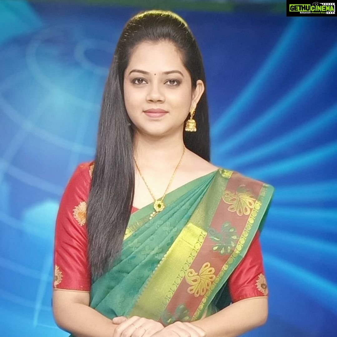 Anitha Sampath Instagram - கொரோனா பரவி வரும் வேகம் அதிகரித்துள்ளதால்..well wishers request படி..வீட்டிலுள்ளோர் நலன்கருதி இன்றில் இருந்து 10 நாட்களுக்கு சிறு விடுப்பு எடுத்துள்ளேன்..10 நாட்களுக்கு செய்திகளில் வரமாட்டேன்..சும்மா ஒரு முன்னெச்சரிக்கை தான்.. கொஞ்சம் மிஸ் பன்ற மாதிரிதான் இருக்கு..என்ன பண்றது..நீங்களும் பத்திரமா இருங்க.. . அதுவரை தினம் யூ-டியூபில் சந்திப்போம்.. #11am daily #anitha_sampath_vlogs #link_in_bio . #covid_19 #besafe #stayhome #anithanewsreader #anithasampath #anithasampathnewsreader