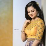 Anitha Sampath Instagram - சாதனை பெண்கள் மட்டும் அல்ல..பெண்ணாக பிறந்த எல்லோருமே கொண்டாடப்பட வேண்டியவர்கள் தான். மகளிர் தின நல்வாழ்த்துகள் செல்லங்களா.. . ஆண்கள் நமக்கு போட்டி அல்ல..நல்ல ஆண்களின் உறுதுணையோடு மேலும் வளர்வோம்.. அப்பாவாக, மகனாக,கணவனாக, அண்ணனாக, தம்பியாக பெண்களின் முன்னேற்றத்திற்கு உதவும் வணக்கத்திற்குரிய ஆண்கள் அனைவருக்கும் நன்றி.. . இன்னும் பிறக்காத அடுத்த தலைமுறை ஆண் பிள்ளைகளை வேறுபாடுகள் இன்றி ஆரோக்கியமான மனநிலையோடு வளர்க்கும் பெரிய கடமையை கொண்டிருக்கும் 90s kids பெண்களுக்கு சிறப்பு வாழ்த்துகள்.. . Makeup & Hair: @makeup_by_kez Photo: @sarancapture Saree: @meshira.in Blouse: @maliboo_bridalwear Jewel: @rimliboutique Hair accessories @hairaffairsofficial