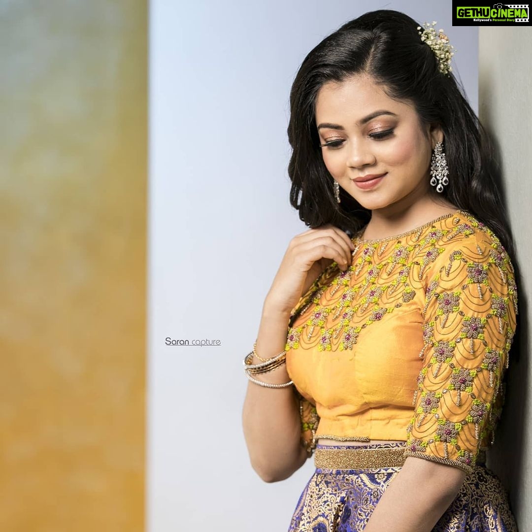Anitha Sampath Instagram - சாதனை பெண்கள் மட்டும் அல்ல..பெண்ணாக பிறந்த எல்லோருமே கொண்டாடப்பட வேண்டியவர்கள் தான். மகளிர் தின நல்வாழ்த்துகள் செல்லங்களா.. . ஆண்கள் நமக்கு போட்டி அல்ல..நல்ல ஆண்களின் உறுதுணையோடு மேலும் வளர்வோம்.. அப்பாவாக, மகனாக,கணவனாக, அண்ணனாக, தம்பியாக பெண்களின் முன்னேற்றத்திற்கு உதவும் வணக்கத்திற்குரிய ஆண்கள் அனைவருக்கும் நன்றி.. . இன்னும் பிறக்காத அடுத்த தலைமுறை ஆண் பிள்ளைகளை வேறுபாடுகள் இன்றி ஆரோக்கியமான மனநிலையோடு வளர்க்கும் பெரிய கடமையை கொண்டிருக்கும் 90s kids பெண்களுக்கு சிறப்பு வாழ்த்துகள்.. . Makeup & Hair: @makeup_by_kez Photo: @sarancapture Saree: @meshira.in Blouse: @maliboo_bridalwear Jewel: @rimliboutique Hair accessories @hairaffairsofficial