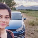 Anitha Sampath Instagram – மலை அழகிகளுக்கு முன்னே ஒரு எதார்த்த தற்படயி..
.
தற்படயி- selfie

Wearing @instorefashions .

#Webseries #comingsoon
#madurai #peraiyur #village #shootmode #anithambbs #anithasampath #naturelove #jimikikammal பேரையூர்