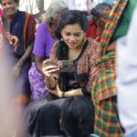 Anitha Sampath Instagram – கற்றல் சுகம்!
பாசத்தின் வாசத்தோடு..
கிராமத்து 50s kids உடன்..
.
என் வலையொளியில் (YouTube) பகிர அவர்கள் பேசுவதை ரசித்து  பதிவு செய்து கொண்டிருக்கையில் ஒரு கேண்டிட் க்ளிக்..
.
Clicked by @i_m_lokaesh
Costume @instorefashions .

#மதுரை #பேரையூர் #webseries #Medicalwebseries #awarenesswebseries #anithadoctor #doctoranitha #doctorrole #shootmode #day9 #anithasamapth