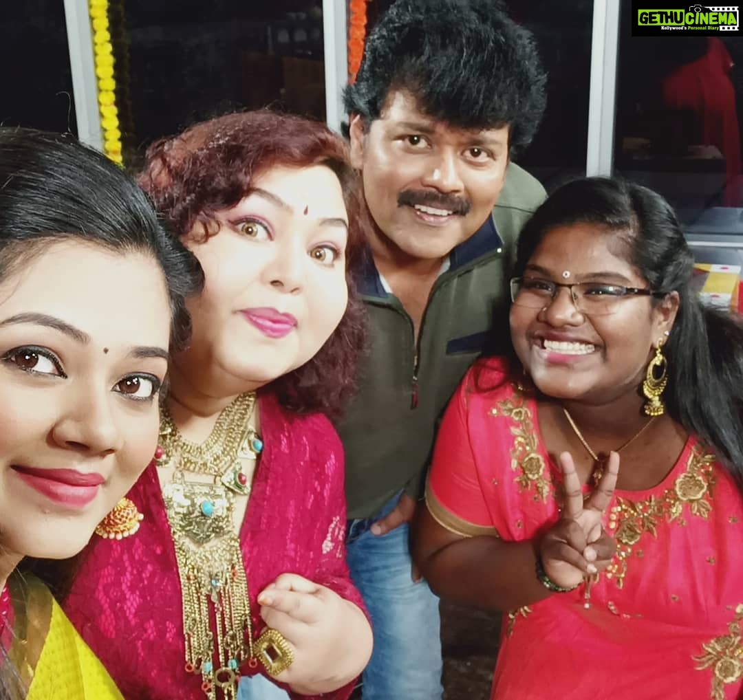 Anitha Sampath Instagram - நாளை புத்தாண்டு சிறப்பு வணக்கம் தமிழாவில்.. எப்போதும் நம்மை மகிழ்விப்பவர்கள்.. ஆர்த்தி அக்கா, ஸ்ரீமன் அண்ணா, பாண்டியம்மா( இந்திரஜா),மனோபாலா சார் மட்டும் புகைப்படத்தில் மிஸ்ஸிங்.. . #Anithasampath #anithasampathvlogs #vanakkamthamizha #newyearspecial #comedians #bestcomedyscenesof2019