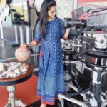 Anitha Sampath Instagram - That "இதுல எப்டி ண்ணே லைட் எரியும்" moment.. . Vanakam thamizha set.. Kurthi from @vin.boutique . #anitha #anithasampath #anchorlife #anchor #vanakkamthamizha #newsanchor #newsreader #newsreaderanithasampath
