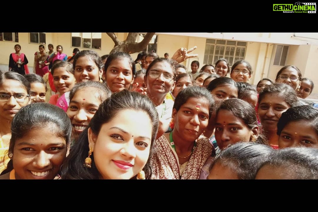 Anitha Sampath Instagram - இந்த அன்பு இம்முறை சேலத்தில் இருந்து.. பாரதியார் மகளிர் கல்வி நிறுவனங்களின் கண்மணிகள்.. . ஏராளமான முதல் பட்டதாரி மாணவிகளோடு நிறைய பெருமைகளை ஏந்தி நிற்கிறது இக்கல்லூரி.. . சேலத்து "மா"வை போன்றே மாணவிகளும் இனிமை.. . Thanks for the hairstyle @cinderella_attur #event_season #eventtime #college #collegefunction #womensday #girls #motivation #positivevibes #salem #athur #love #lovemyjob💕 #anitha #anithasampath Atur-Salem, Tamil Nadu, India