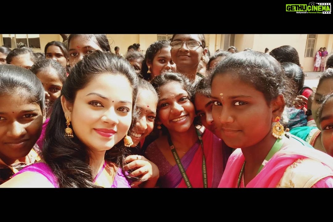 Anitha Sampath Instagram - இந்த அன்பு இம்முறை சேலத்தில் இருந்து.. பாரதியார் மகளிர் கல்வி நிறுவனங்களின் கண்மணிகள்.. . ஏராளமான முதல் பட்டதாரி மாணவிகளோடு நிறைய பெருமைகளை ஏந்தி நிற்கிறது இக்கல்லூரி.. . சேலத்து "மா"வை போன்றே மாணவிகளும் இனிமை.. . Thanks for the hairstyle @cinderella_attur #event_season #eventtime #college #collegefunction #womensday #girls #motivation #positivevibes #salem #athur #love #lovemyjob💕 #anitha #anithasampath Atur-Salem, Tamil Nadu, India