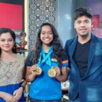 Anitha Sampath Instagram – என்னது! இன்னும் உங்க பொண்ணுக்கு கல்யாணம் ஆகலயா..? எவ்வளவு பவுன் சேத்துவச்சி இருக்கிங்க???இன்னுமா உங்க பொண்ணுக்கு கொழந்த பொறக்கல??! என பெண்ணுக்கான அதிகபட்ச சாதனையே காலாகாலத்தில் கல்யாணம் செய்வதும்..நிறைய சீர் கொண்டு செல்வதும்.. குழந்தை பெற்று அதை வளர்ப்பதும்..சுவையாக சமைக்க தெரிந்திருப்பதும் தான்..என இன்னமும் சிலர் எண்ணிக்கொண்டு இருக்கும் காலத்தில்…இந்தியாவையே திரும்பி பார்க்க வைத்த இந்த 20 வயது தங்க மங்கை அவர்களுக்கெல்லாம் ஒரு பாடம்.. .

துப்பாக்கி சுடுதலில் 2018 மற்றும் 2019ல் மொத்தம் 5 தங்கம் வென்று அசத்திய சாதனை மங்கை இளவேனில் வாலறிவனுடன்…அவரது முதல் வீடியோ நேர்காணலை நாங்கள் தொகுத்து வழங்கினோம் என்பதில் மகிழ்ச்சியும் பெருமையும்..
.
மேலும் சிறக்க வாழ்த்துகள் இளவேனில்.. @elavenil.valarivan