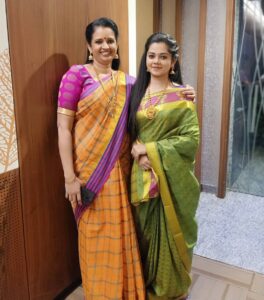 Anitha Sampath Instagram - இன்றைய சன் டிவி செய்தி சுஜாதா பாபு மேம் அவர்களோடு..குழந்தை பருவத்தில் இருந்தே நாம் ரசித்த சீனியர் செய்தி வாசிப்பாளர்களோடு சமமாய் அமர்ந்து செய்தி வாசிப்பதில் கிடைக்கும் மகிழ்ச்சிக்கு எல்லையே இல்லை.. . அலட்டல் இல்லாமல் புதுமுகங்களையும் பொறாமை கொள்ளாமல் ஏற்றுக்கொள்ளும் பெருங்குணம் சுஜாதா பாபு அவர்களுக்கு..