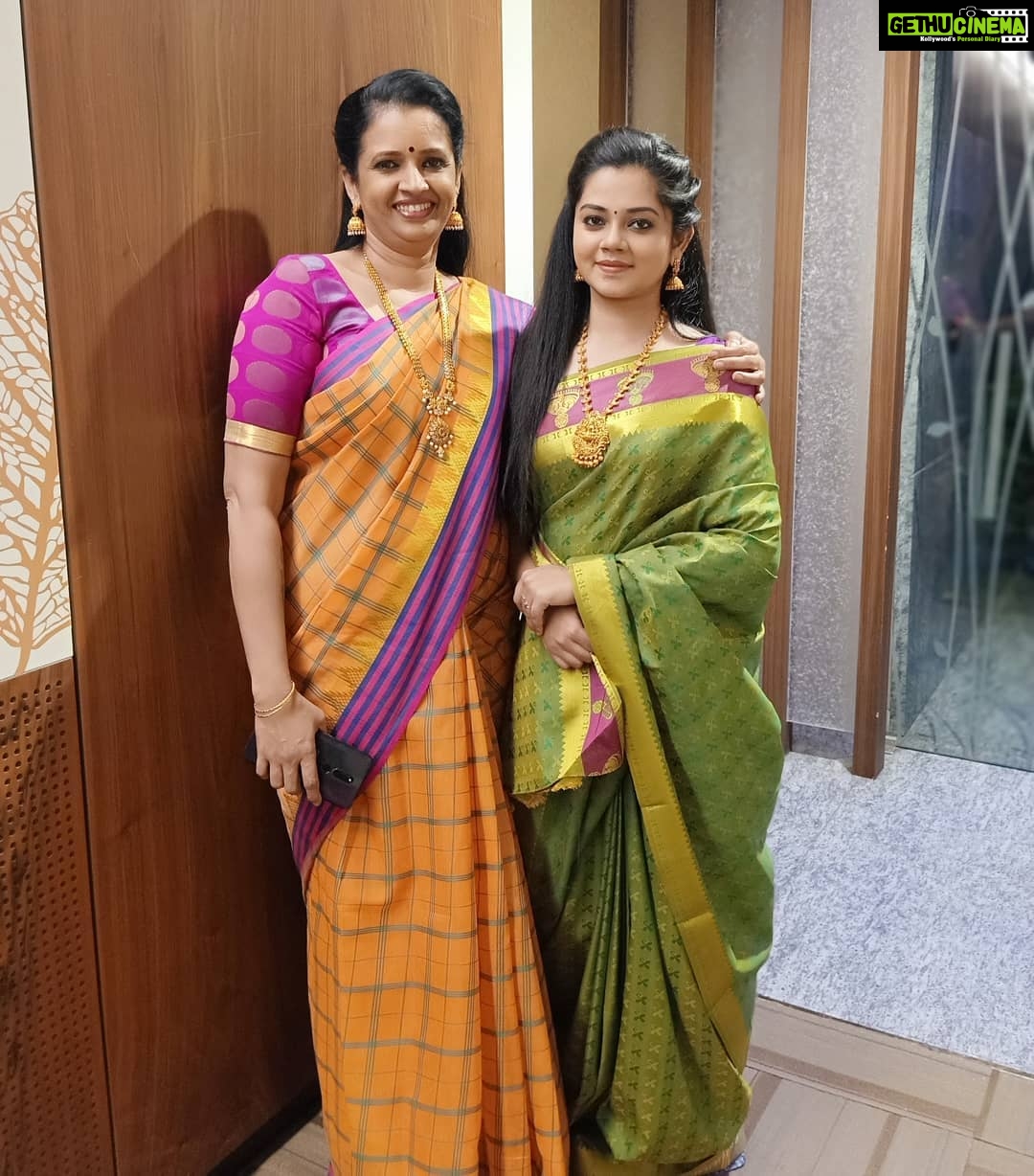 Anitha Sampath Instagram - இன்றைய சன் டிவி செய்தி சுஜாதா பாபு மேம் அவர்களோடு..குழந்தை பருவத்தில் இருந்தே நாம் ரசித்த சீனியர் செய்தி வாசிப்பாளர்களோடு சமமாய் அமர்ந்து செய்தி வாசிப்பதில் கிடைக்கும் மகிழ்ச்சிக்கு எல்லையே இல்லை.. . அலட்டல் இல்லாமல் புதுமுகங்களையும் பொறாமை கொள்ளாமல் ஏற்றுக்கொள்ளும் பெருங்குணம் சுஜாதா பாபு அவர்களுக்கு..