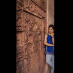 Anitha Sampath Instagram - செங்கோட்டை நுழைவாயில் கற்செதுக்கல்.. ஷாஜகான் தனது தலைநகரை ஆக்ராவில் இருந்து டெல்லிக்கு மாற்றிக்கொண்ட போது...தனக்கென உருவாக்கிக்கொண்ட கோட்டை..,செங்கோட்டை (construction 1639-1648) . #redfort #delhi #shahjahan #mughalarchitecture #mughalemperor #9yrsconstruction #history Red Fort