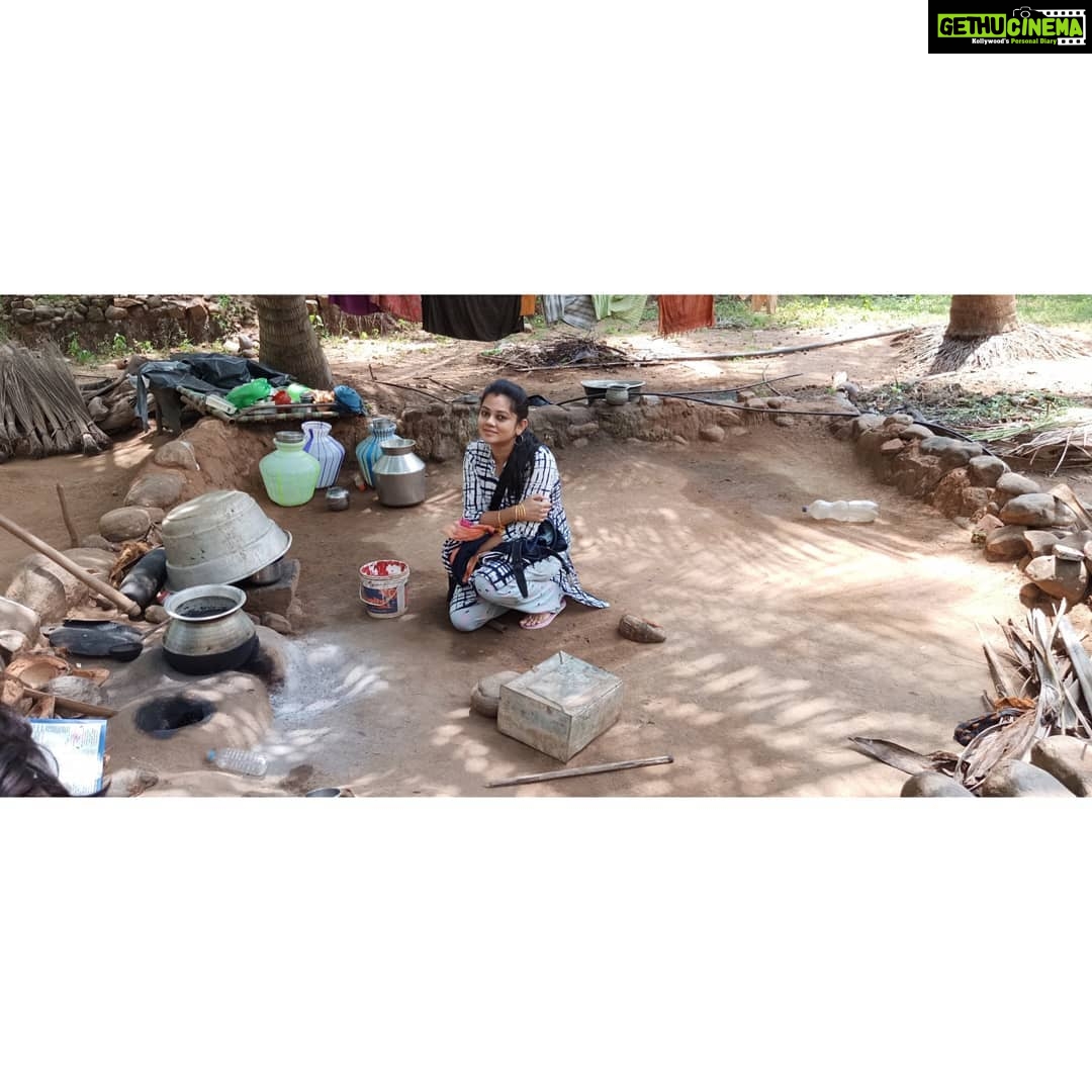 Anitha Sampath Instagram - மாடுலர் கிட்சன்களில் காணாத அழகை கண்டேன் இந்த கிராமத்து சமையலரையில்..! . என் முன்னால் வெளுத்த பச்சை நிறத்தில் இருப்பது இரும்பு அஞ்சரைப்பெட்டி! . வத்தலகுண்டுவில் இருந்து 6கிமீ கடந்து சென்றால்.. பட்டிவீரன்பட்டி (திண்டுக்கல் மாவட்டம்) . கண்கள் மட்டுமே உணரக்கூடிய.. கேமராக்களில் பிடித்து காட்டிவிட முடியாத மலையழகு.. . மருதாநதி அணை அருகே பம்பு செட்டில் குளிப்பதற்காக சிறிய கிராமத்தை கடந்து சென்றோம்... . வழியில் ஒரு வீட்டில் தாகத்திற்கு தண்ணீர் கேட்டு நின்ற போது க்ளிக்கியது.. . Pic courtesy: hubby boy @itsme_pg . #familytrip #weddingseason #vathalagundu #dindugal #villagelife #traditionalkitchen #nature Pattiveeranpatti, India