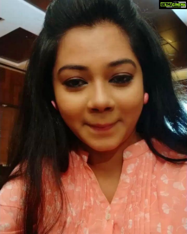 Anitha Sampath Instagram - உங்கள் பாடலை கேட்டுக்கொண்டே சென்றால் நெரிசல் மிக்க வாகன பயணமும் இதம் தான்.. . 90s kidsன் இசை அத்தியாத்தில் மிக முக்கியம் இடம் உங்களுக்கே..முதன்முதலில் புன்னகை பூவே (2003) திரைப்படத்தில் தான் உங்கள் பாடல்களை ரசித்தேன்..இப்போது வரை ரசிகர்களை இசையால் ஈர்ப்பதில் குறை வைப்பதே இல்லை நீங்கள்.. . பல கி.மீ நெரிசல் மிக்க சாலைகளில் வாகனம் ஓட்டி வந்தாலும்.. யுவன் பாடல்கள் ஹெட்போனில் ரிதமிக்கும் பட்சத்தில்..வீடு வந்து சேர்ந்தாலும்... driving mode மாறிவிடக்கூடாது என பார்க்கிங்கில் நின்றுக்கொண்டே மீதி பாடலையும் கேட்ட பின்புதான் வீட்டுக்குள்ளேயே செல்வேன்... . யுவன்-நா.முத்துக்குமார் இணையின் படைப்புகள் "2000s தமிழ் சினிமா இசையின் பொற்காலம்".. . பிறந்தநாள் வாழ்த்துகள் யுவி..!! சிறக்க வாழ்க..!! @itsyuvan . (Share ur favourite early time songs of yuvan in comments guys..let me recall the forgotten songs)