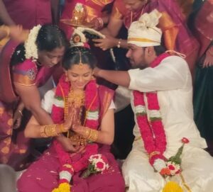Anitha Sampath Instagram - முதலில் பெரிய பெரிய பெரிய மன்னிப்பு கேட்டுக்கொள்கிறேன் இன்ஸ்டா நண்பர்களுக்கு.. . 25ஆம் தேதி திருமணம் முடிந்தது..22ஆம் தேதியே இன்ஸ்டாவில் பதிவிட்டேன்..இன்ஸ்டாவில் 26ஆம் தேதி வரை ஏதோ காரணத்தால் block செய்யப்பட்டு இருந்தது..எனவே அது வரை என் பதிவு போஸ்ட் செய்யப்பட முடியாமல் போய்விட்டது.. . Fb,twitter-ல் நான் active இல்லை..இன்ஸ்டாவும் வேலை செய்யவில்லை என்பதால் சொல்ல முடியாமல் போய்விட்டது..மன்னிச்சூ.. . 