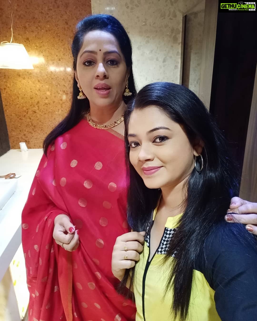 Anitha Sampath Instagram - சன் டிவி திரைவிமர்சனம் புகழ் ரத்னா மேம்.. . செய்தி வாசிப்பில் இன்றோடு 30 வருடங்களை வெற்றிகரமாக கடந்து 31வது வருடத்தில் கால் பதிக்கிறார்.. . 1989ஆம் ஆண்டு பொதிகையில் முதன்முதலில் செய்தி வாசித்தாராம்!...ஆனால் இன்னும் அதே இளமை..அதே புன்னகை.. . எல்லா 90s kids போலவே திரைவிமர்சனம் நிகழ்ச்சியை ரத்னா மேம்காகவே பார்ப்பதுண்டு...குறிப்பாக சிம்பு படத்தின் விமர்சனத்தின் போது "chimpu" என்று உச்சரிப்பார் க்யூட்டாக..அதை எத்தனை பேர் கவனித்தார்கள் என தெரியவில்லை..ஆனால் அப்படி ரசிப்பேன் அதை!.. . செய்தி வாசிப்பில் என் இன்ஸ்பிரேஷன்...நான் ரசித்த, எனக்கு பிடித்தமான பெண் செய்திவாசிப்பாளருக்கு வாழ்த்துகள்!