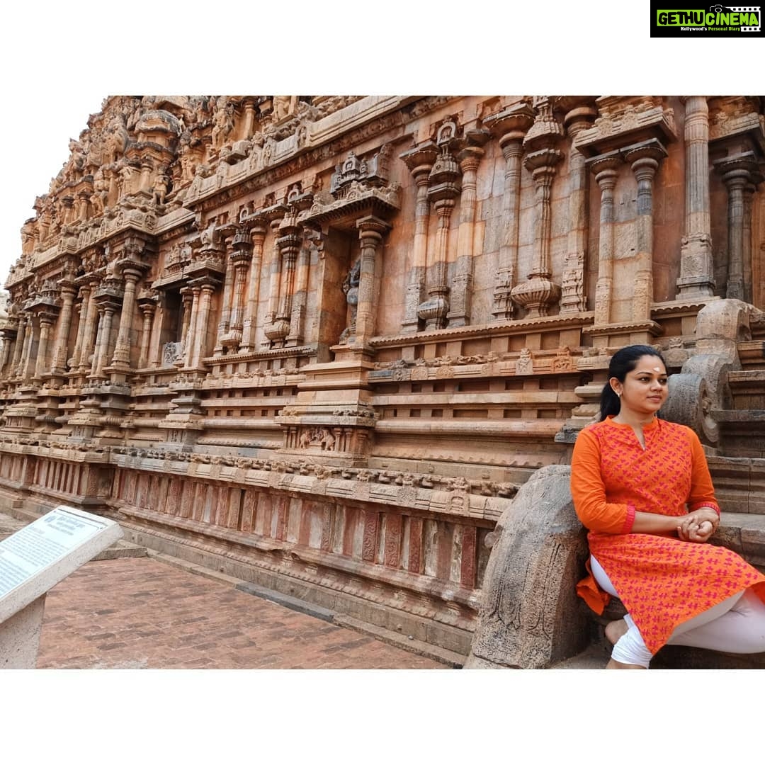 Anitha Sampath Instagram - கோயிலோ கோட்டையோ நீ! கலையின் பிரம்மாண்டம்! வியப்போடும் சிலிர்ப்போடும் தஞ்சை பிரகதீஸ்வர தரிசனம்! . (பி.கு: கடைசி படம் நம்மை போன்ற ஆட்களுக்காக) . Shot on oppo f11 pro..last minute unplanned visit to the temple.. . #brahadeeshwaratemple #thanjavur #thanjaiperiyakovil #rajarajacholan #architechture #anitha #anithasampath #newsreader #vanakkamthamizha #suntv #sunnews #anchoranitha #anithaanchor #shooting #dany #rainyday தஞ்சை பெரிய கோவில்