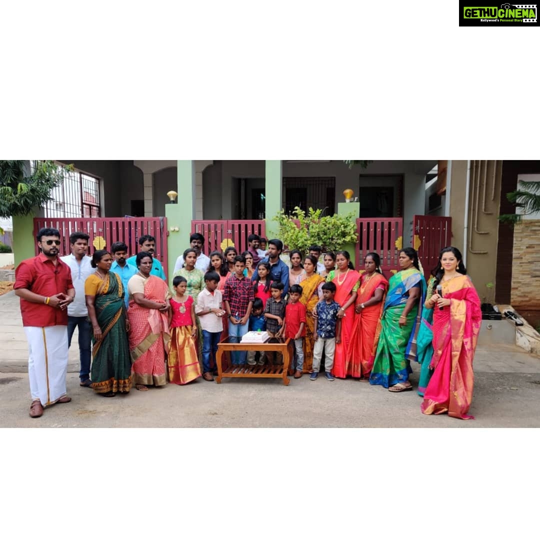 Anitha Sampath Instagram - சன் டிவி தீபாவளி சிறப்பு நிகழ்ச்சிக்கான shooting..சூரி அண்ணாவின் மதுரை வீட்டிலும்.. மதுரையில் உள்ள அவரது "அம்மன் டீக்கடையிலும்.. . அண்ணா கையால strong ah ஒரு கிளாஸ் டீ குடிச்சோம்.. மதுரையிலேயே பிரபலமான டீக்கடையாம்..அப்படி ஒரு கூட்டம்.. . இப்போதும் கூட்டுக்குடும்பமாக இருக்கிறார்கள்..2ஆம் புகைப்படத்தில் உள்ள அத்தனை பேரும் ஒன்றாக தான் இருக்கிறார்களாம்..!! . ஒரு முழு நாள் இப்படியோரு அன்பான குடும்பத்தோடு பேசி, உண்டு மகிழ்ந்திருக்கிறோம்.. . இதே போல் எப்போதும் மகிழ்ச்சியோடு இருக்க விழைகிறேன்..அன்பு தங்கையின் தீபாவளி வாழ்த்துகள் அண்ணா.. @soorimuthuchamy