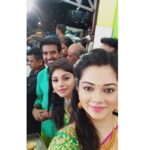 Anitha Sampath Instagram – சன் டிவி தீபாவளி சிறப்பு நிகழ்ச்சிக்கான shooting..சூரி அண்ணாவின் மதுரை வீட்டிலும்.. மதுரையில் உள்ள அவரது “அம்மன் டீக்கடையிலும்..
.
அண்ணா கையால strong ah ஒரு கிளாஸ் டீ குடிச்சோம்.. மதுரையிலேயே பிரபலமான டீக்கடையாம்..அப்படி ஒரு கூட்டம்..
.
இப்போதும் கூட்டுக்குடும்பமாக இருக்கிறார்கள்..2ஆம் புகைப்படத்தில் உள்ள அத்தனை பேரும் ஒன்றாக தான் இருக்கிறார்களாம்..!!
.
ஒரு முழு நாள் இப்படியோரு அன்பான குடும்பத்தோடு பேசி, உண்டு மகிழ்ந்திருக்கிறோம்..
.
இதே போல் எப்போதும் மகிழ்ச்சியோடு இருக்க விழைகிறேன்..அன்பு தங்கையின் தீபாவளி வாழ்த்துகள் அண்ணா.. @soorimuthuchamy