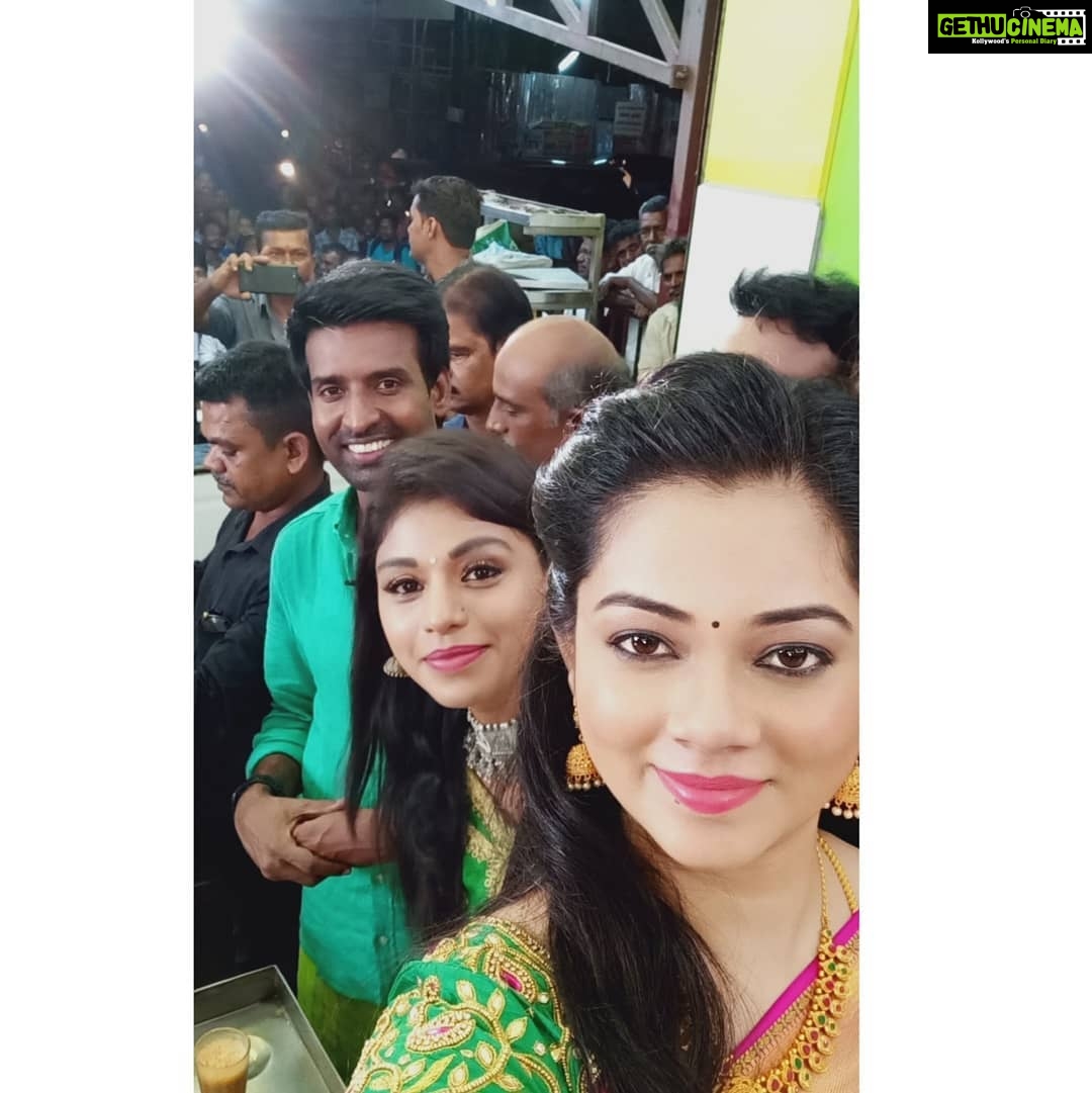 Anitha Sampath Instagram - சன் டிவி தீபாவளி சிறப்பு நிகழ்ச்சிக்கான shooting..சூரி அண்ணாவின் மதுரை வீட்டிலும்.. மதுரையில் உள்ள அவரது "அம்மன் டீக்கடையிலும்.. . அண்ணா கையால strong ah ஒரு கிளாஸ் டீ குடிச்சோம்.. மதுரையிலேயே பிரபலமான டீக்கடையாம்..அப்படி ஒரு கூட்டம்.. . இப்போதும் கூட்டுக்குடும்பமாக இருக்கிறார்கள்..2ஆம் புகைப்படத்தில் உள்ள அத்தனை பேரும் ஒன்றாக தான் இருக்கிறார்களாம்..!! . ஒரு முழு நாள் இப்படியோரு அன்பான குடும்பத்தோடு பேசி, உண்டு மகிழ்ந்திருக்கிறோம்.. . இதே போல் எப்போதும் மகிழ்ச்சியோடு இருக்க விழைகிறேன்..அன்பு தங்கையின் தீபாவளி வாழ்த்துகள் அண்ணா.. @soorimuthuchamy