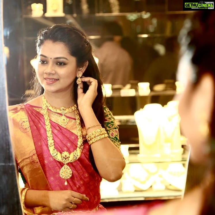 Anitha Sampath Instagram - Visited AVR Swarna Mahal, Pondicherry yesterday.. For their 8th year anniversary... Loved the unique collections they had and the way they treated their customers..thanks for the invite AVR Swarna Mahal.. @avrswarnamahaljewellers . Wearing their casting temple jewellery in the picture.. The casa dia show.. . #avrswarnamahal #pondicherry #purityisourtradition #avrcasadiashow