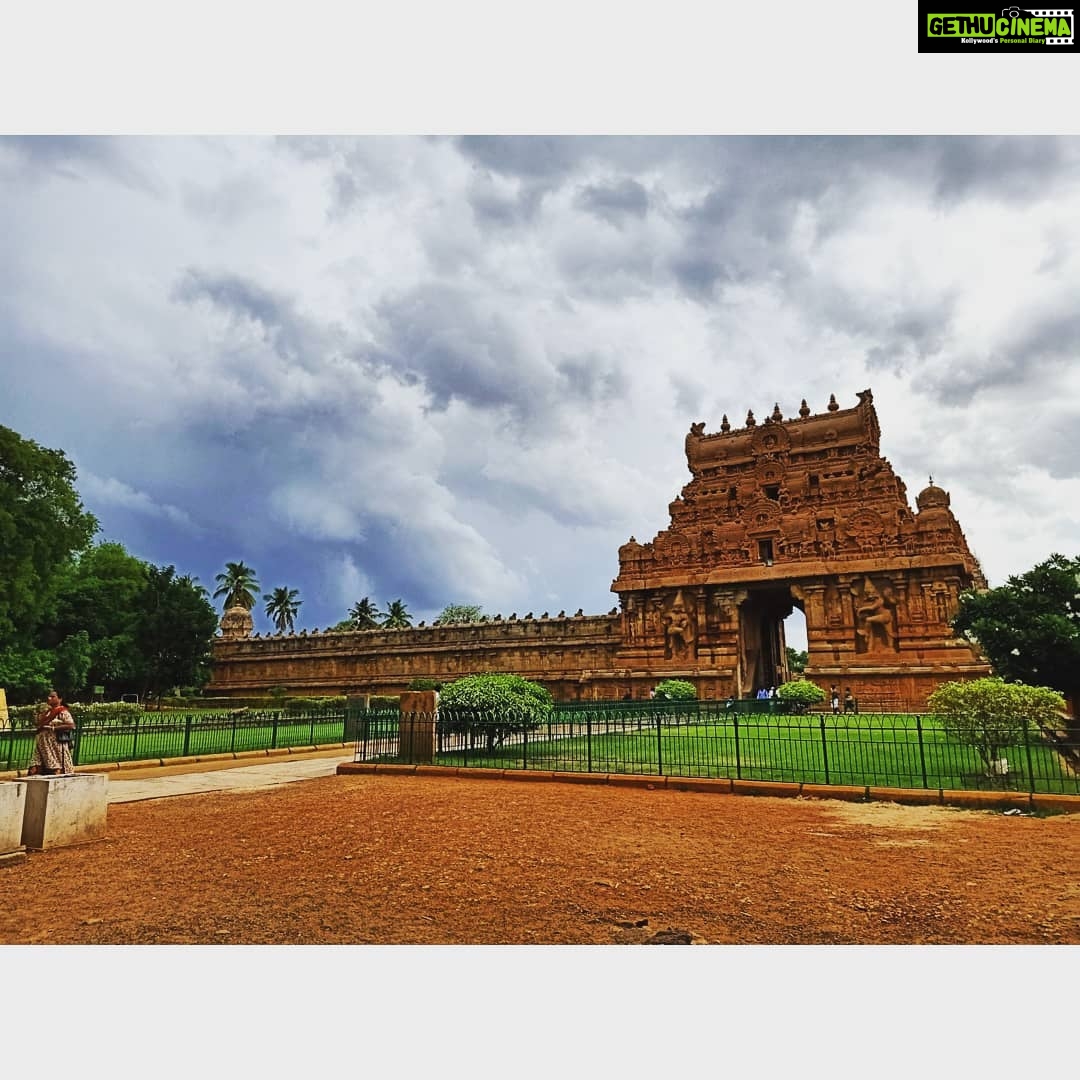 Anitha Sampath Instagram - கோயிலோ கோட்டையோ நீ! கலையின் பிரம்மாண்டம்! வியப்போடும் சிலிர்ப்போடும் தஞ்சை பிரகதீஸ்வர தரிசனம்! . (பி.கு: கடைசி படம் நம்மை போன்ற ஆட்களுக்காக) . Shot on oppo f11 pro..last minute unplanned visit to the temple.. . #brahadeeshwaratemple #thanjavur #thanjaiperiyakovil #rajarajacholan #architechture #anitha #anithasampath #newsreader #vanakkamthamizha #suntv #sunnews #anchoranitha #anithaanchor #shooting #dany #rainyday தஞ்சை பெரிய கோவில்