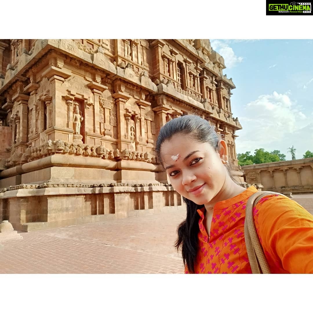 Anitha Sampath Instagram - கோயிலோ கோட்டையோ நீ! கலையின் பிரம்மாண்டம்! வியப்போடும் சிலிர்ப்போடும் தஞ்சை பிரகதீஸ்வர தரிசனம்! . (பி.கு: கடைசி படம் நம்மை போன்ற ஆட்களுக்காக) . Shot on oppo f11 pro..last minute unplanned visit to the temple.. . #brahadeeshwaratemple #thanjavur #thanjaiperiyakovil #rajarajacholan #architechture #anitha #anithasampath #newsreader #vanakkamthamizha #suntv #sunnews #anchoranitha #anithaanchor #shooting #dany #rainyday தஞ்சை பெரிய கோவில்