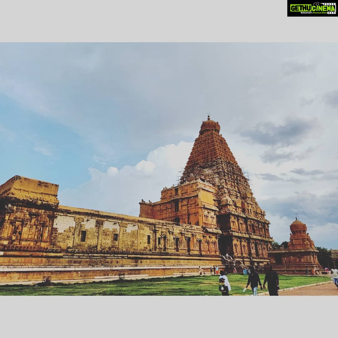 Anitha Sampath Instagram - கோயிலோ கோட்டையோ நீ! கலையின் பிரம்மாண்டம்! வியப்போடும் சிலிர்ப்போடும் தஞ்சை பிரகதீஸ்வர தரிசனம்! . (பி.கு: கடைசி படம் நம்மை போன்ற ஆட்களுக்காக) . Shot on oppo f11 pro..last minute unplanned visit to the temple.. . #brahadeeshwaratemple #thanjavur #thanjaiperiyakovil #rajarajacholan #architechture #anitha #anithasampath #newsreader #vanakkamthamizha #suntv #sunnews #anchoranitha #anithaanchor #shooting #dany #rainyday தஞ்சை பெரிய கோவில்