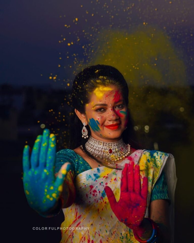 Anitha Sampath Instagram - (Guess the song) வானவில்லே வானவில்லே வந்ததென்ன இப்போது! அள்ளி வந்த வண்ணங்களை எங்கள் நெஞ்சில் நீ தூவு! . @colorfulphotography3 @makeupkarthik #photoshoot