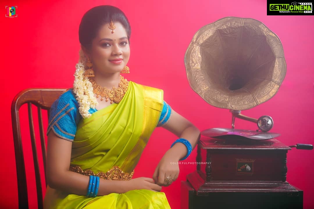 Anitha Sampath Instagram - அனைவரின் வாழ்த்துகளுக்கும் நன்றி..எல்லோருக்கும் பதில் அனுப்ப இயலவில்லை..சிலருக்கு மட்டுமே அனுப்ப நேரம் இருந்தது..மன்னிக்கவும்.. . வெயிலில் பட்ட பனியாய் உங்களின் அன்பின் கரைந்து போனேன்..மிகைக்கூறலுக்காக சொல்லவில்லை..உண்மையில், நான் எதுவுமே செய்யாத போதும்; நிர்பந்தம் இல்லாத, எந்த எதிர்பார்ப்பும் இல்லாத அன்பு கிடைப்பது மிக அரிது.. . நன்றி என்ற வார்த்தை போதாது.. எனினும் பின் தொடரும் அனைவருக்கும் வாழ்த்துகளுக்கு மிக்க நன்றி !!! Love u my insta followers!! . @colorfulphotography3 @makeupkarthik