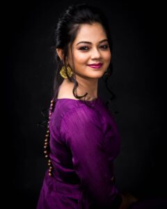 Anitha Sampath Instagram - . அசையாமல் உனை பார்க்கிறேன் வேர்கள் காலடியில் பூத்ததே! செதுக்காமல் சிலையாகிறேன் அட நானுமே!! (Guess the song) . Lensman: @ryjophotography Costume: @wear_it_like_a_women Makeover:@artistry_by_aloy