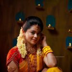 Anitha Sampath Instagram - . பழமை வேறு..பழசு வேறு! வேறுபாட்ட அறிஞ்சிக்கணும் ! . புரட்சி எங்கே..மலர்ச்சி எங்கே! புரிஞ்சி நீயும் நடந்துக்கணும் ! . (Guess the song) Makeover by @makeupkarthik Click: @colorfulphotography3 #photoshoot