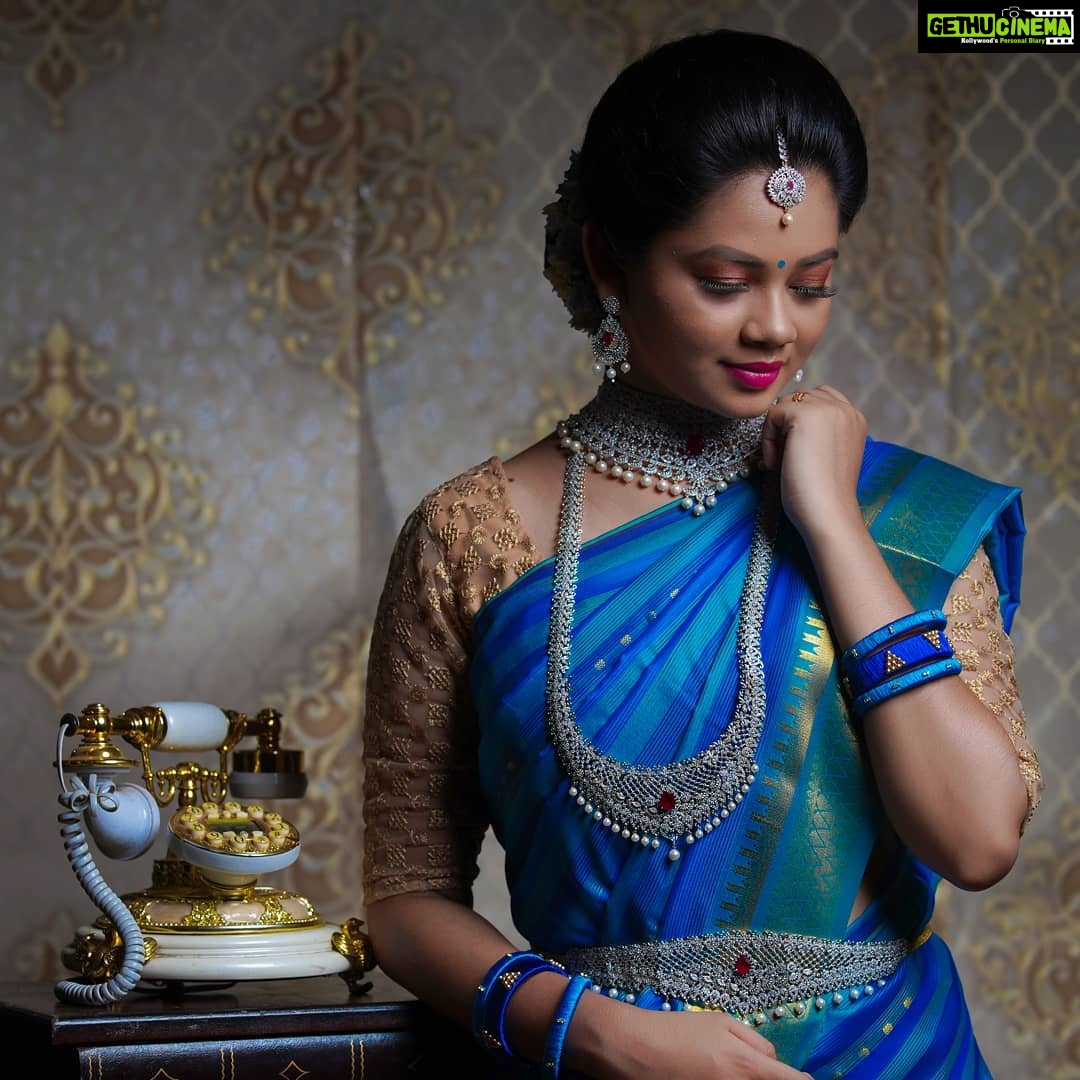 Anitha Sampath Instagram - . மயிலின் கழுத்தில் வாழும் வண்ணம்; குவளை பூவில் குழைத்த வண்ணம்.. . Magical hands : @makeupkarthik Clicks: @colorfulphotography3