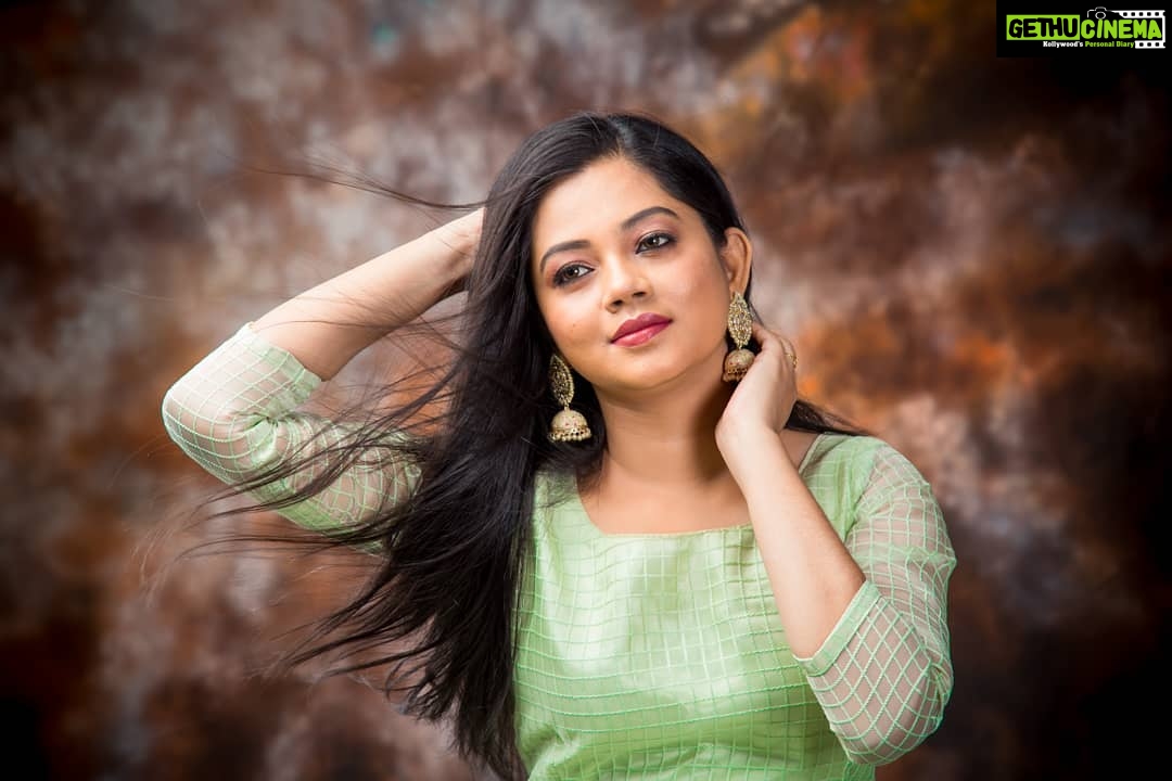 Anitha Sampath Instagram - அட வாழ்க்கையென்ன புகைப்படமா? ஒரு காட்சியோடு நின்றுவிட..! அது ஆயுள் ஓடும் திரைப்படமே.. பல காட்சியோடுமே.!! (Guess the song) PC: @ryjophotography Costume: @wear_it_like_a_women Makeover: @artistry_by_aloy