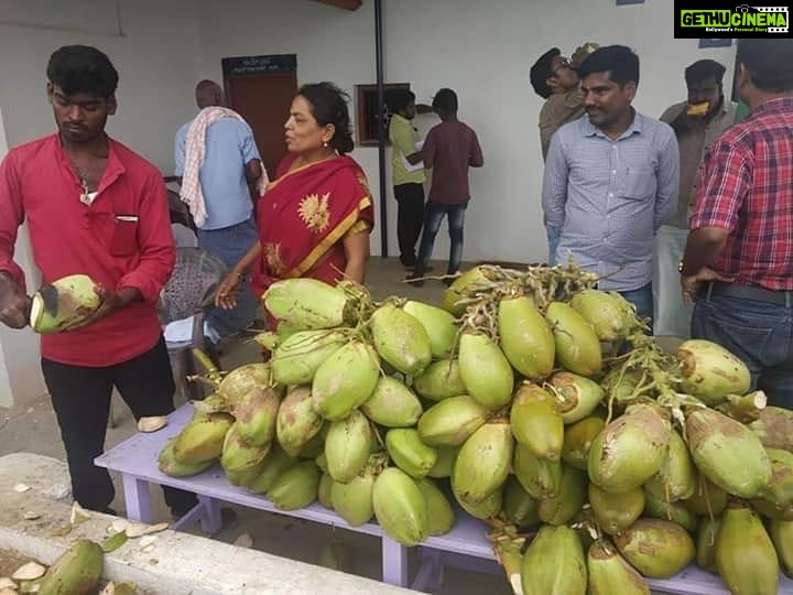 Anitha Sampath Instagram - வேப்பூரில் நடந்த அண்ணனின் ஆர்கானிக் சீர்திருத்த திருமணம்.. . மணமக்கள் மேடையாக வைக்கோல் கட்டு.. வேலியில் மேடை அலங்காரம்..பனை ஓலை மாலை. . லைட் மியூசிக் பதிலாக தப்பாட்டம் ஒயிலாட்டம் என பலவகை தமிழ் பாரம்பரிய நடனம்..இருபுறமும் நம்மாழ்வார் & முகிலன் (எங்கே) படங்கள்..(திருமணத்திற்கு அடுத்தநாள் தான் முகிலனை கண்டுபிடித்தனர்) . அண்ணிக்கு நெசவாளரிடம் நேரடியாக வாங்கிய கைத்தறி சேலை.. . வியக்க வைக்கும் மதிய உணவு லிஸ்ட்..குடிக்க மழை நீர்..இளநீர்.. . இப்படி ஒரு ஆர்கேனிக் திருமணத்தை என் வாழ்வில் நான் பார்த்ததில்லை..இப்படி ஒரு முயற்சிக்கு அண்ணா அண்ணிக்கு வாழ்த்துகளும் பாராட்டுகளும்..இன்னும் நிறைய விஷயங்கள் புதிதாக இருந்தது..இன்ஸ்டாகிராமில் பதிவேற்றுவது கடினம்..முடிந்தால் யூடியூபில் விரைவில் பகிர்கிறேன்.. . பெருமையான தங்கையாக உணர்கிறேன்..!!!