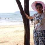 Anitha Sampath Instagram - முத்த தாகம் அடங்கா அலைகள்.. மீண்டும் மீண்டும் கரையை முத்தமிட துடிக்கின்றனவே ! . Miramar beach , goa.. (4pics) . #throwback #goa #tour #miramar #miramarbeach #anitha #anithaanchor #anithasamapth #newsreader #suntv #anchoranitha Miramar Beach Goa 4 Tourism